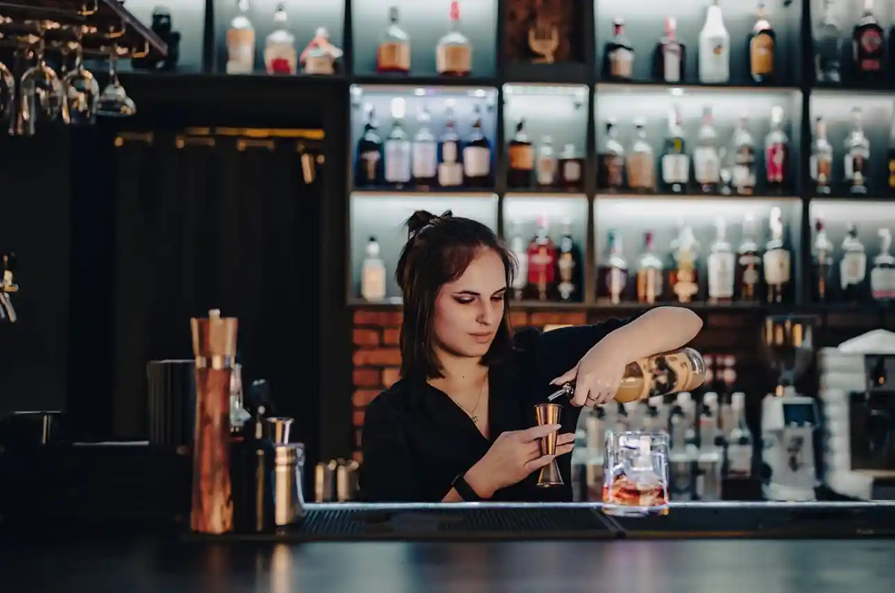 Бар в центре города. Е - фото 1 (фон)