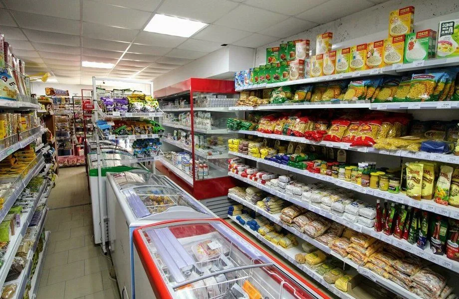 Продуктовый магазин в цeнтpe гopода. A - фото бизнеса
